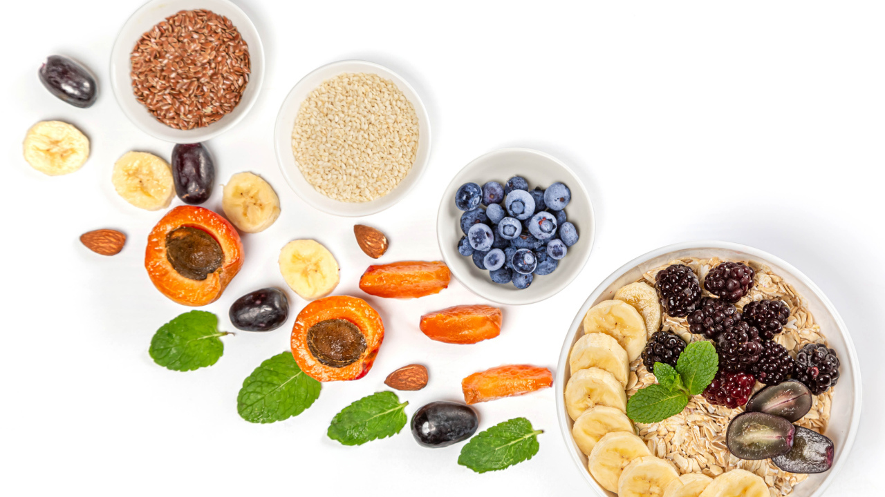 Зерна с ягодами на белом фоне 