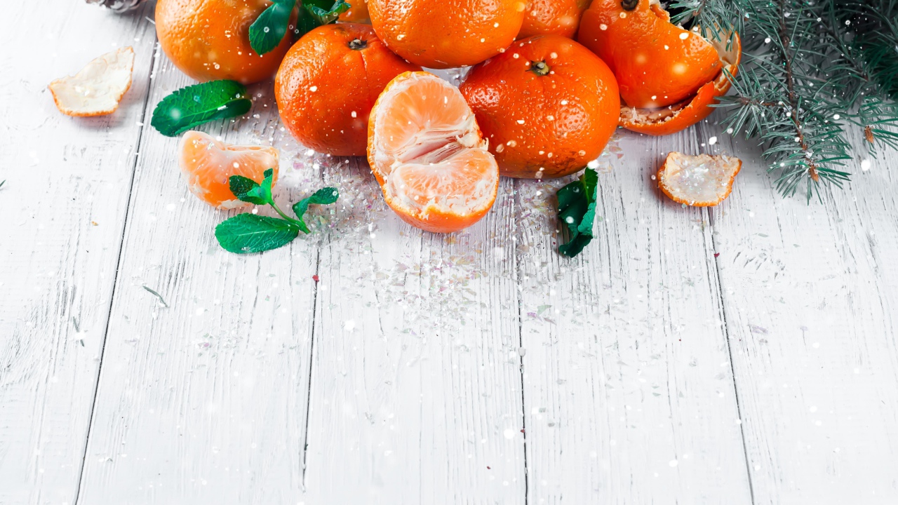 Спелые сочные мандарины с мятой на столе