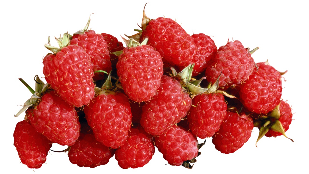 Спелая красная малина на белом фоне