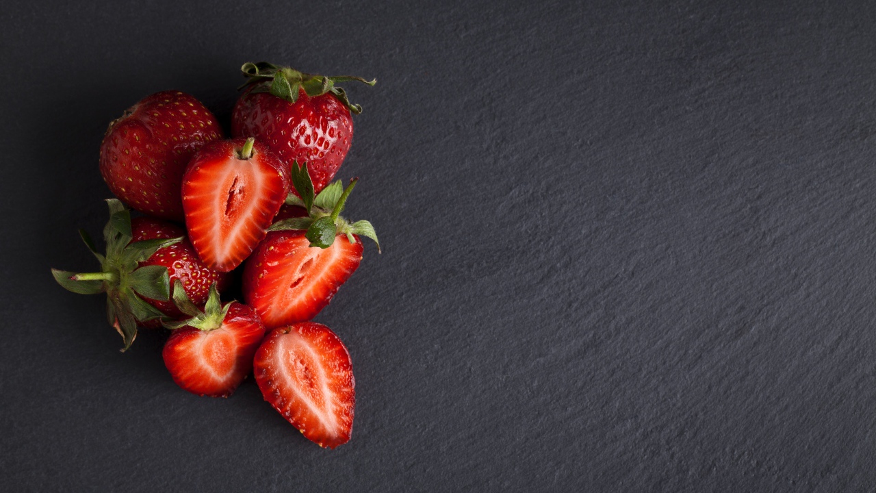 Спелая красная клубника на сером столе 