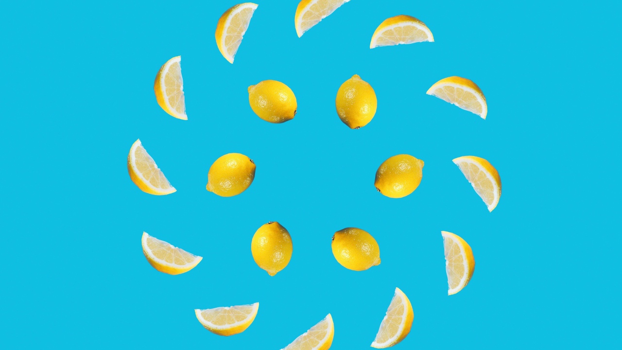 Нарезанный лимон на голубом фоне