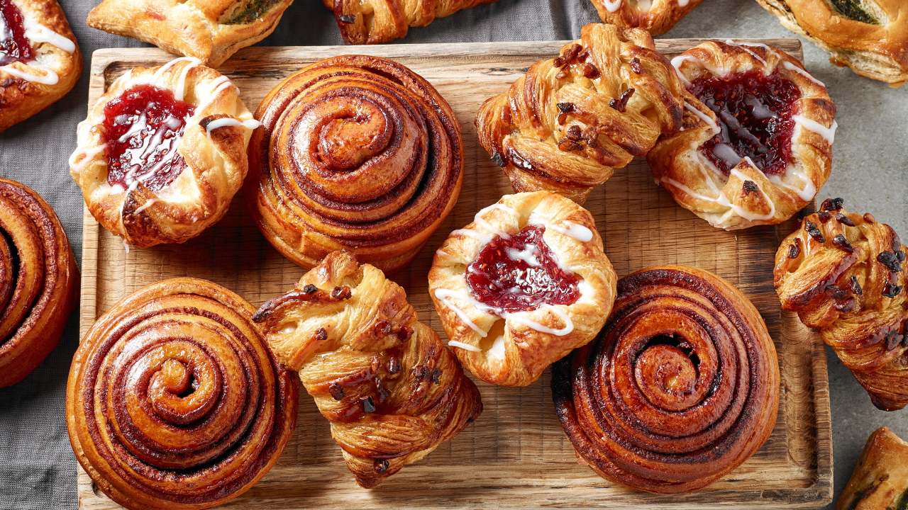 Свежая сладкая выпечка на доске на столе 