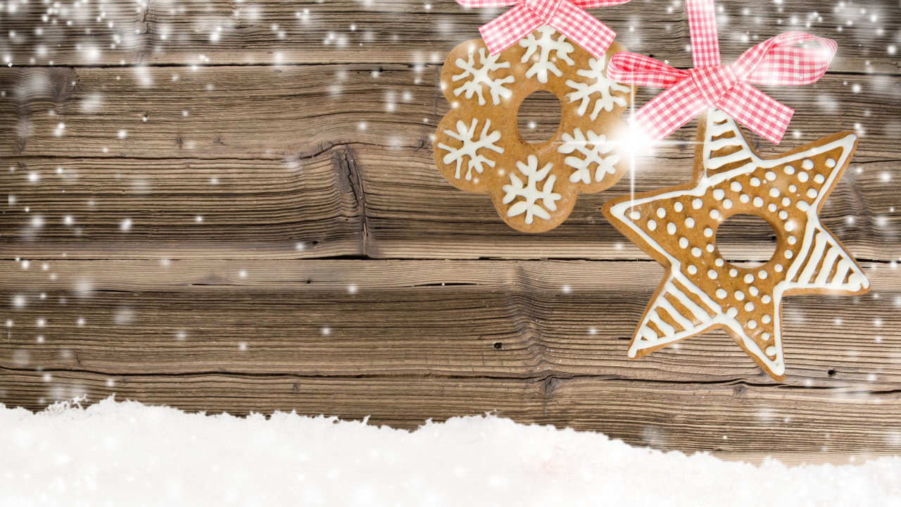 Аппетитное песочное печенье на фоне деревянной стены