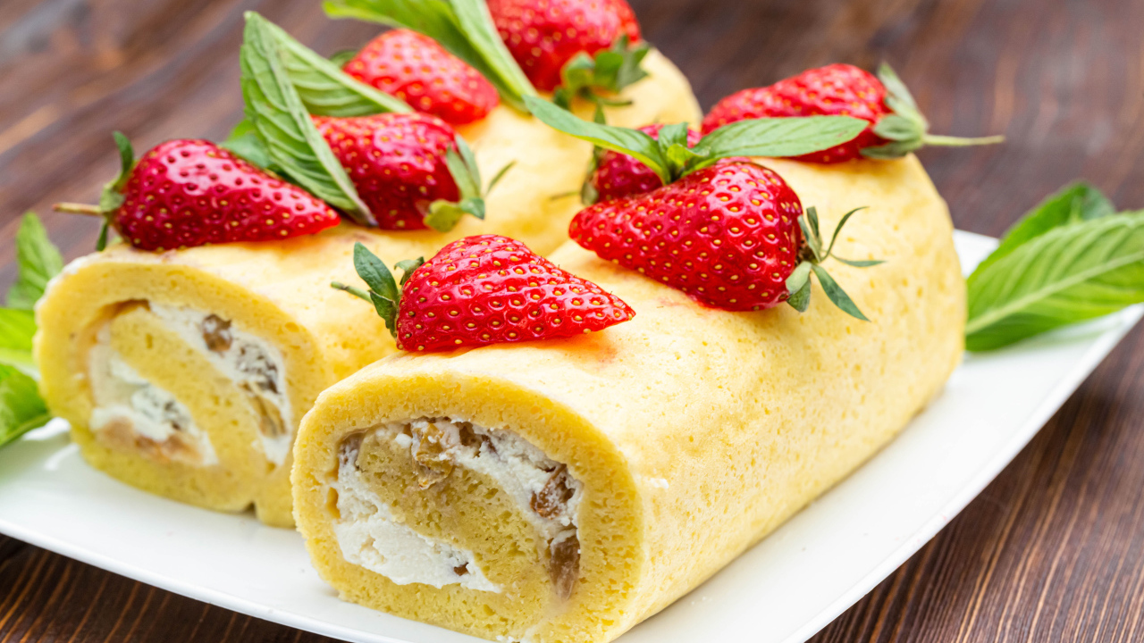 Аппетитный сладкий рулет с клубникой