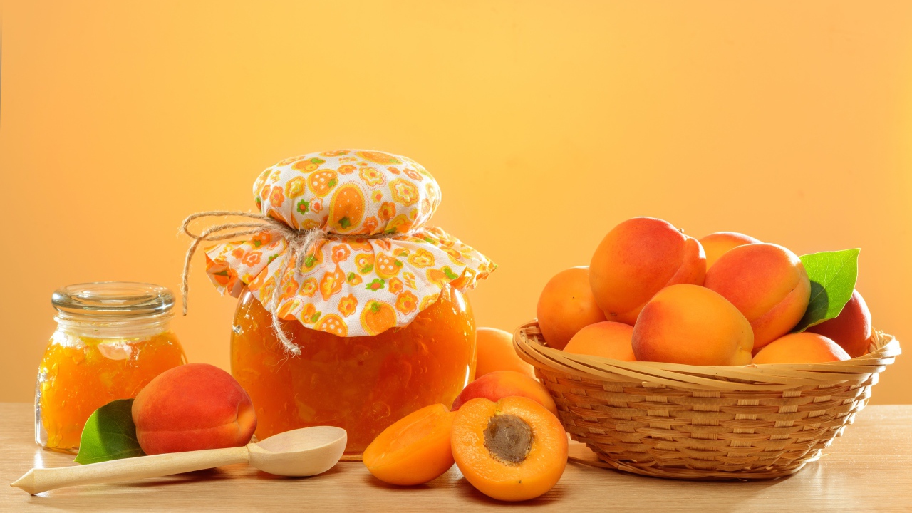 Абрикосовое варенье на столе со свежими плодами