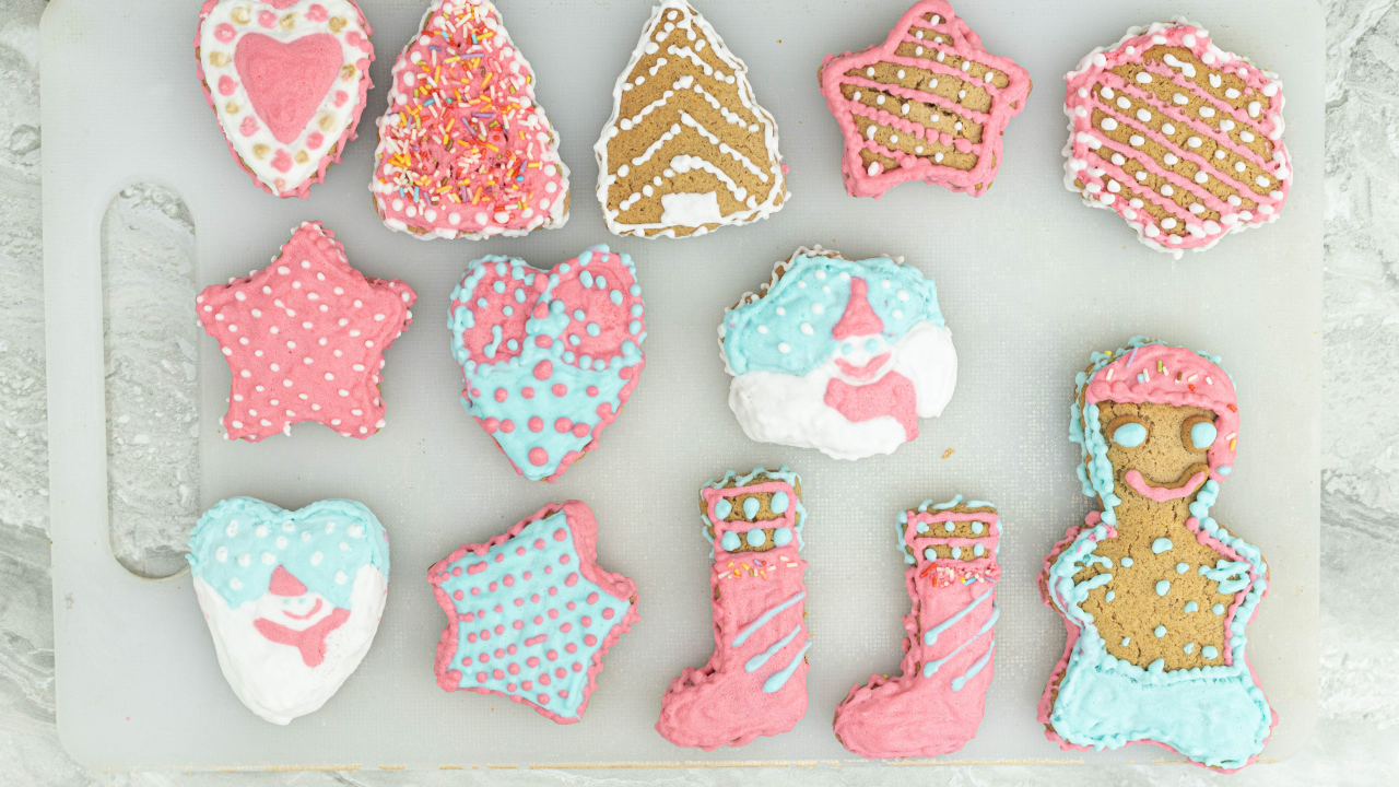 Красивое рождественское печенье на доске