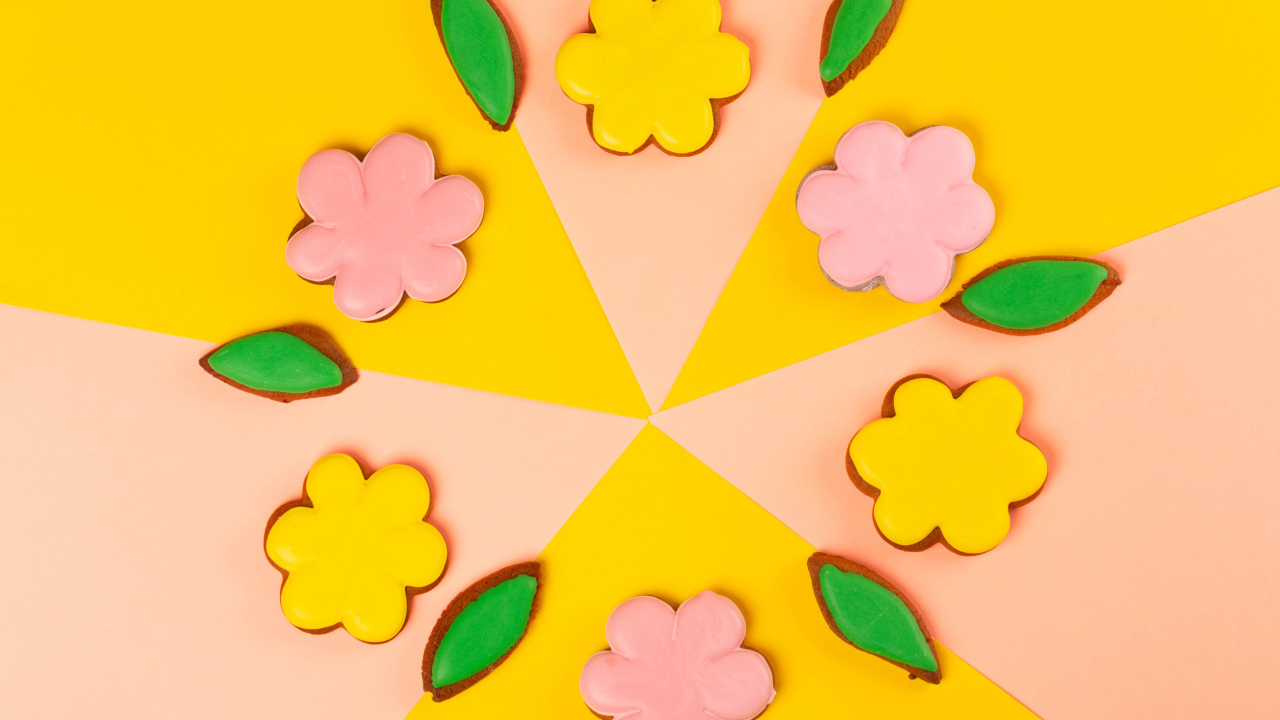 Красивое розовое и желтое печенье на столе 