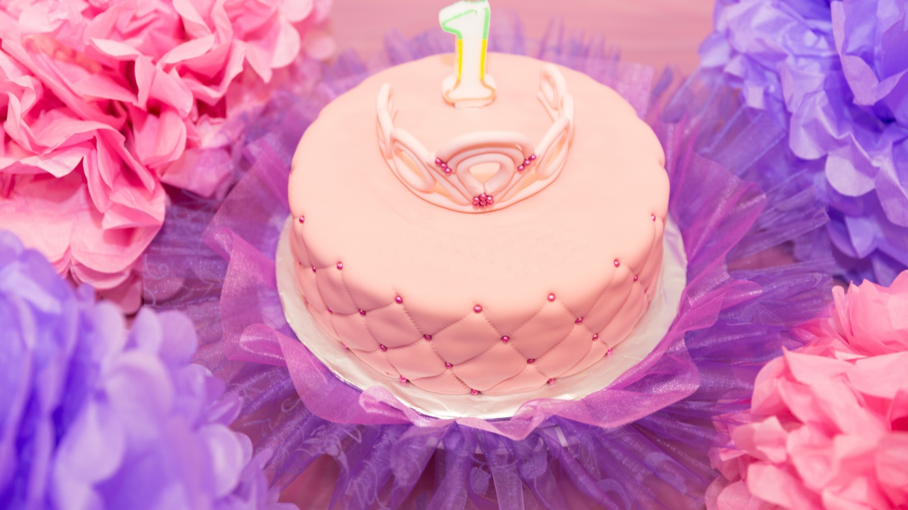 Красивый розовый торт на день рождения 1 год