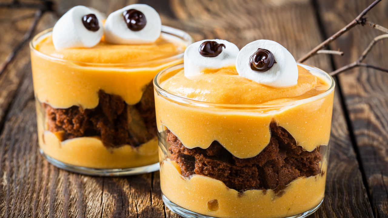 Ягодный десерт с кусочками пирога 