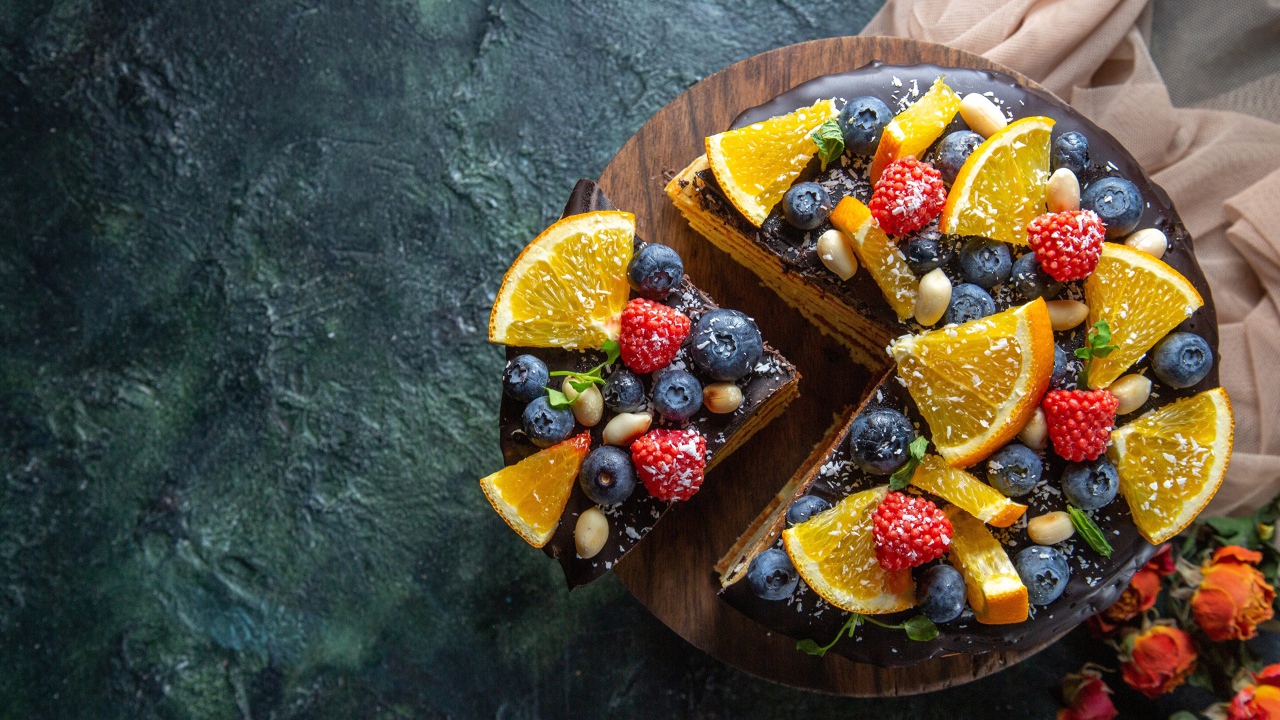 Торт с шоколадом, апельсинами и ягодами черники 