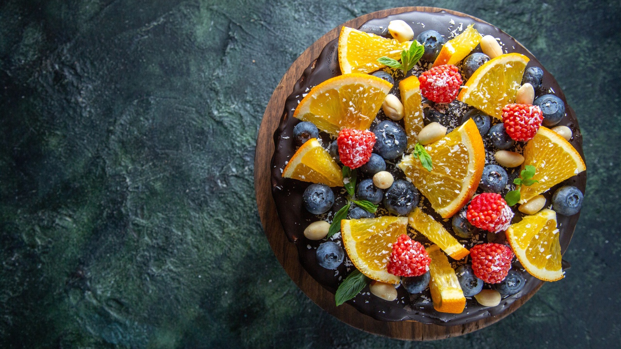 Торт с шоколадом и ягодами на столе вид сверху 