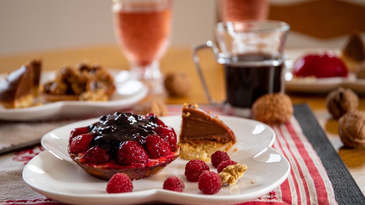 Пирожное с ягодами малины и джемом