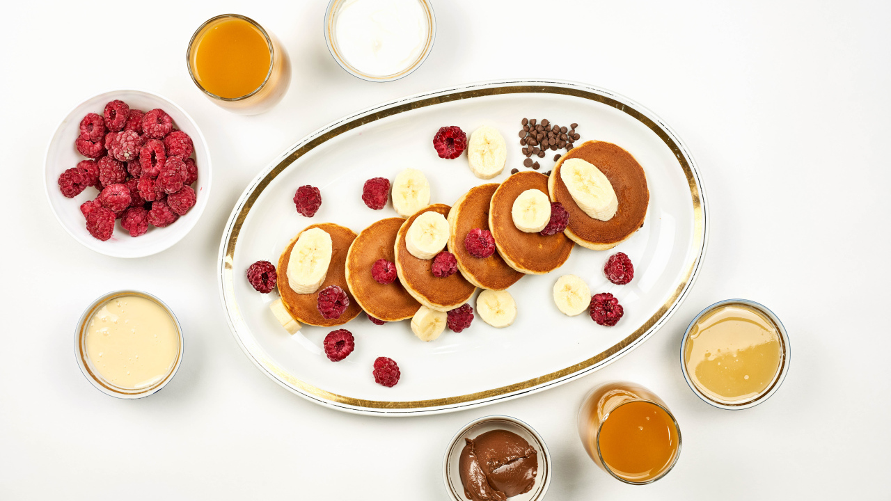 Сырники на столе с малиной и сладкими начинками