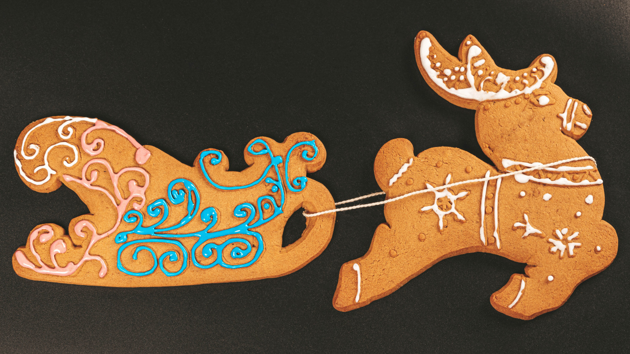 Рождественское печенье на черном столе