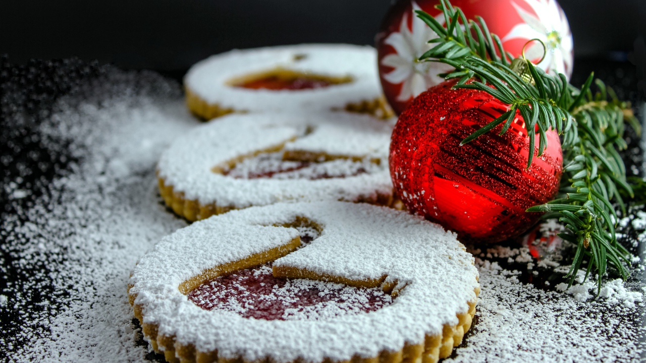 Печенье с сахарной пудрой и красными шарами 