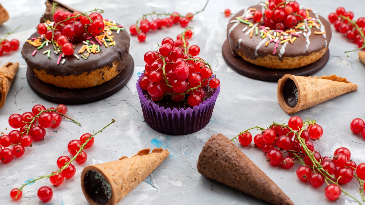 Кексы с шоколадом и красной смородиной 