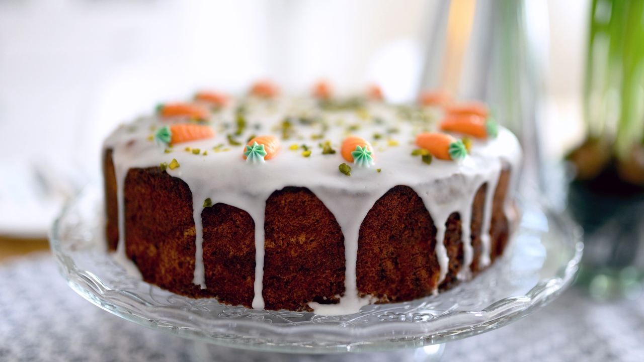 Вкусный морковный торт с белой глазурью 