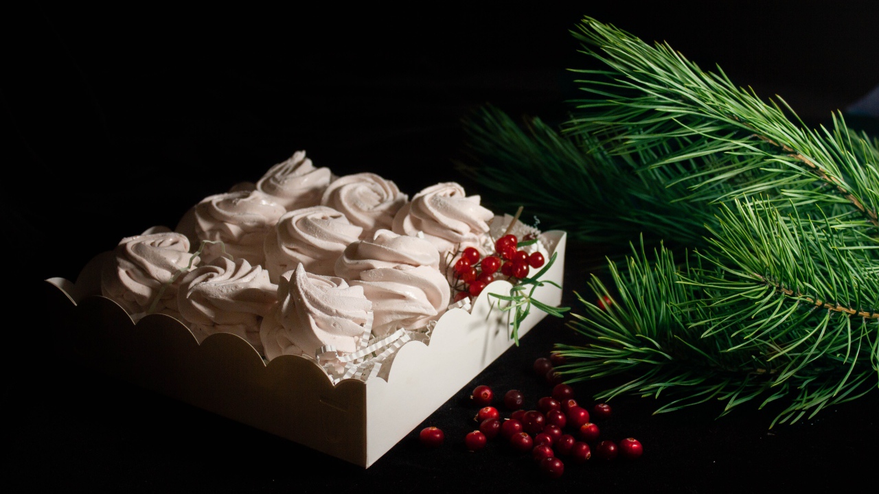 Вкусный десерт меренга с еловой веткой