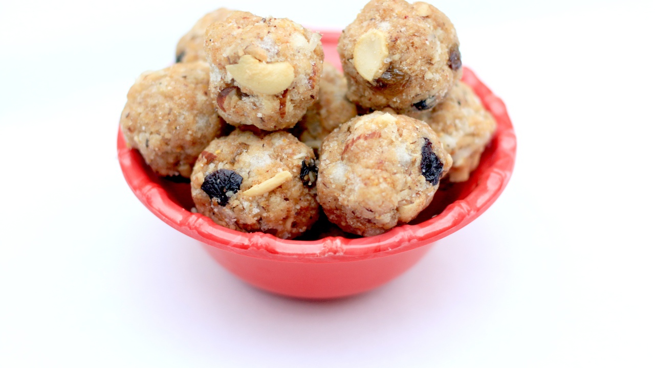 Десерт ладду в красной миске на сером фоне