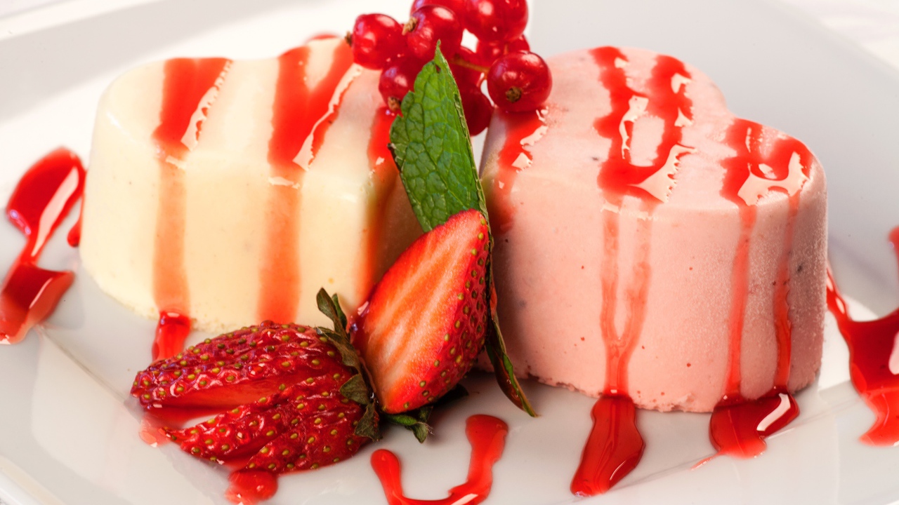 Молочное и клубничное желе с клубникой и смородиной 