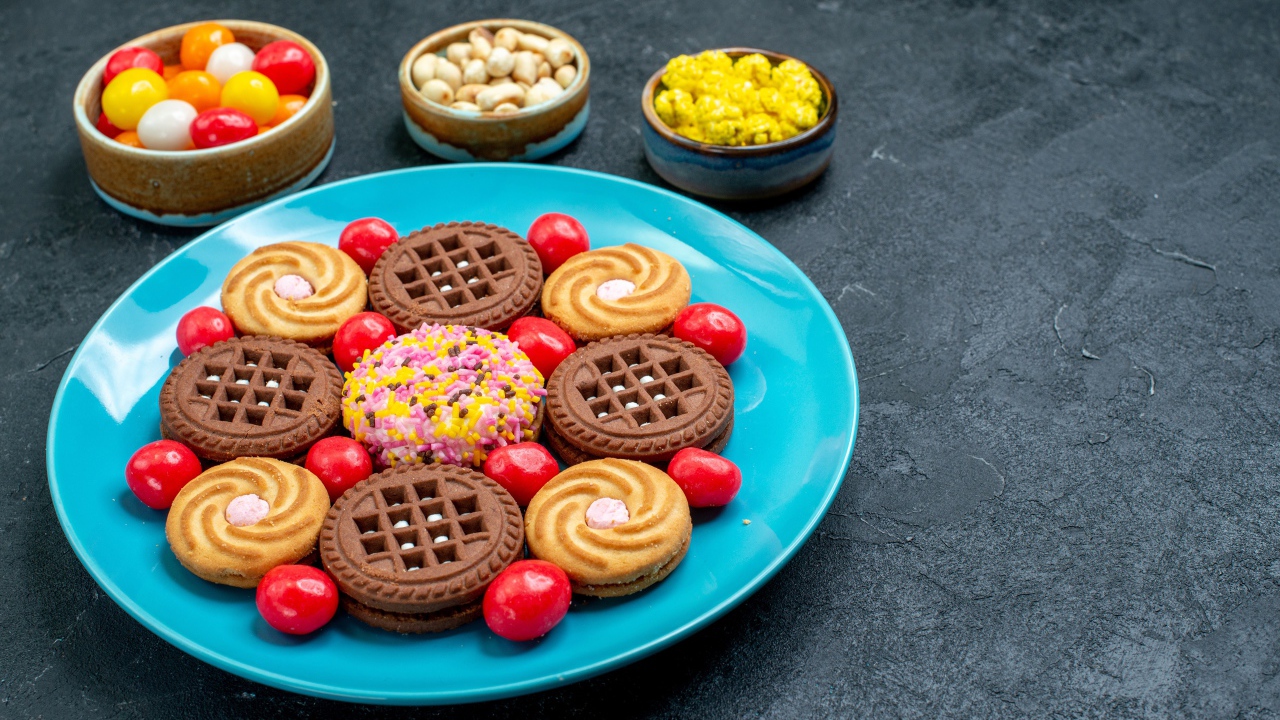 Разное печенье на большой голубой тарелке 