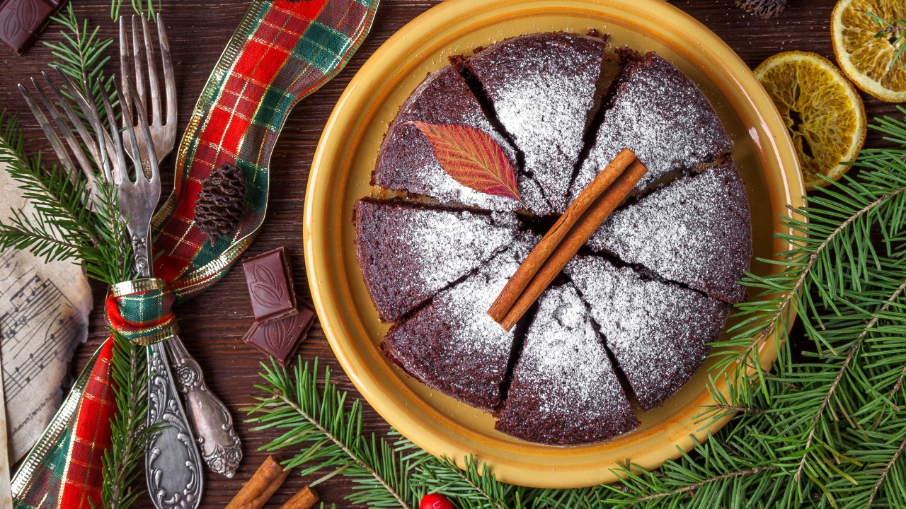 Пирог с сахарной пудрой на столе со столовыми приборами