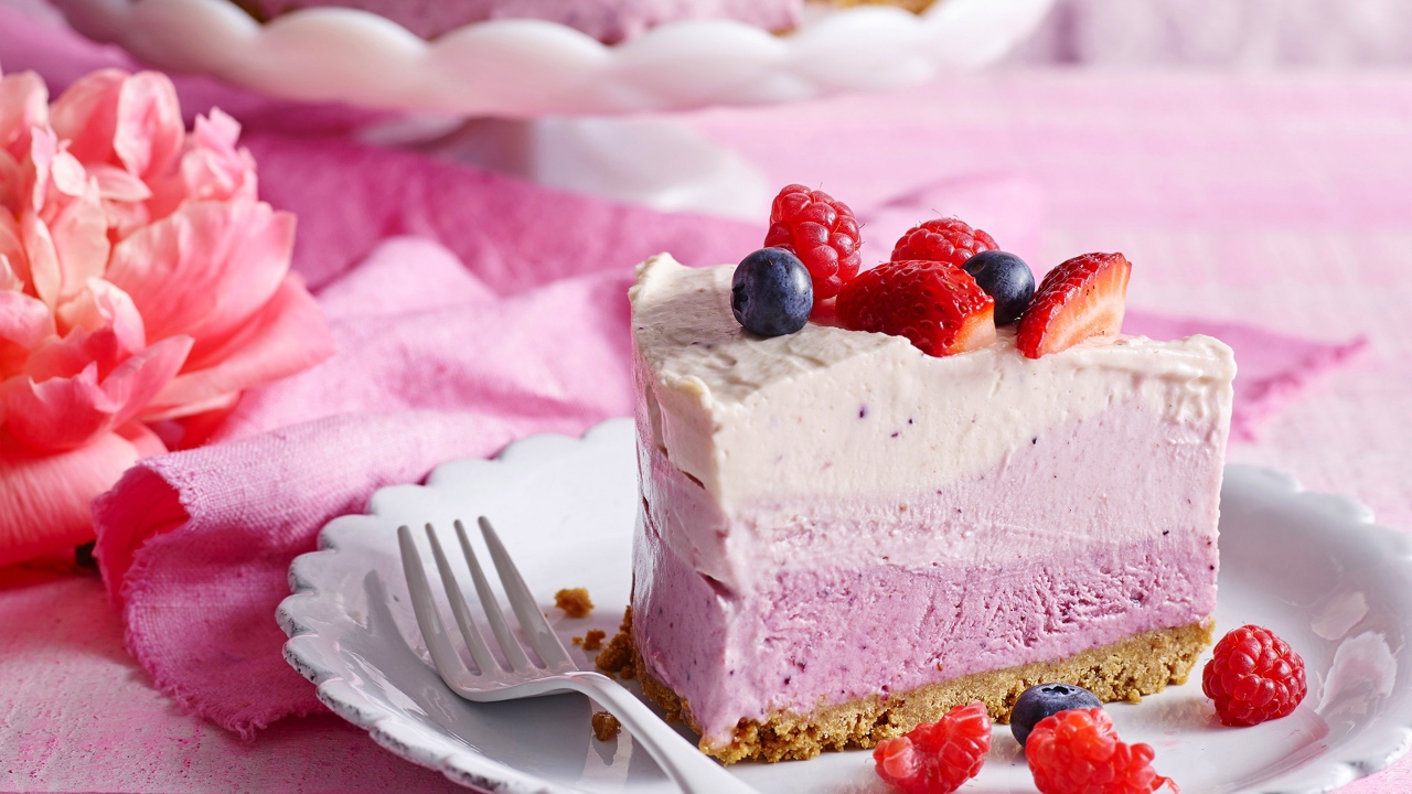 Кусок торта суфле с ягодами на столе 