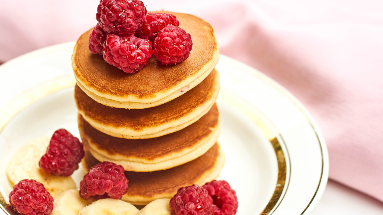 Румяные оладьи с ягодами малины и бананом 