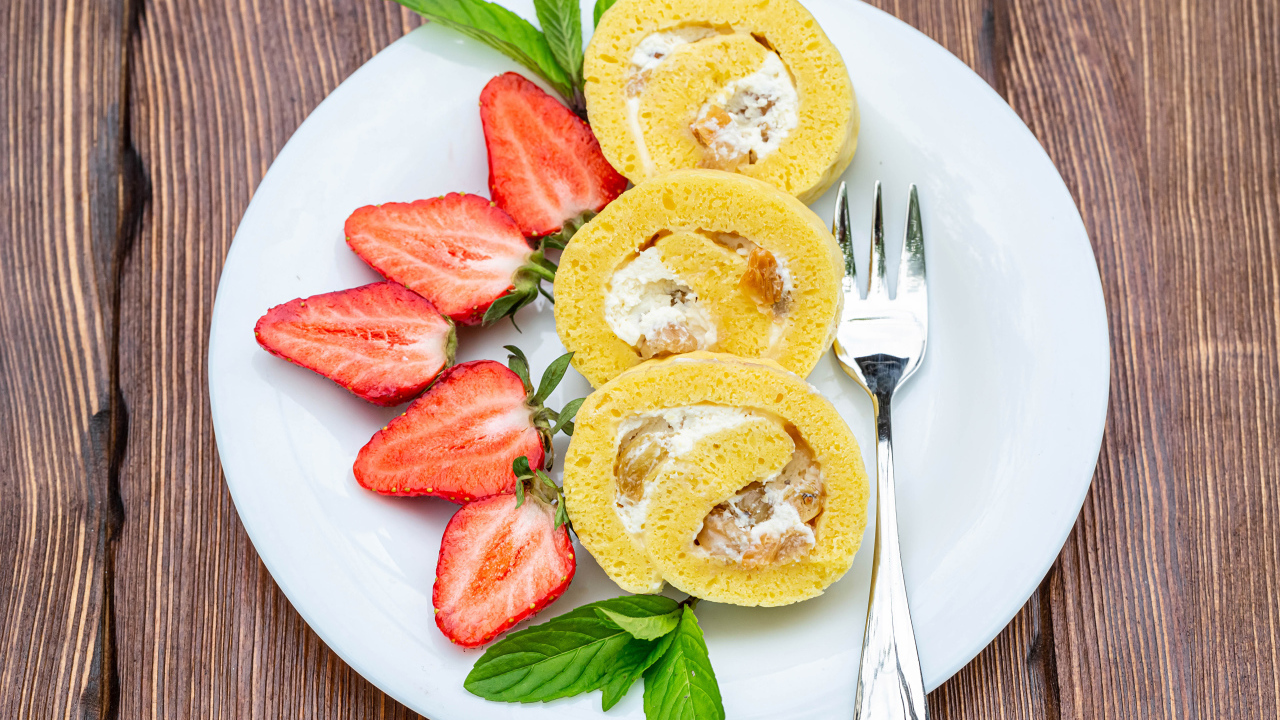 Бисквитный рулет  с кусочками клубники