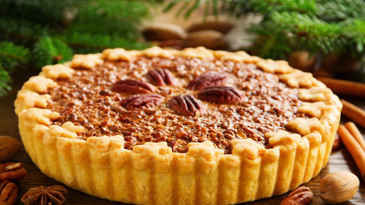 Сладкий пирог с песочным тестом и орехами на столе