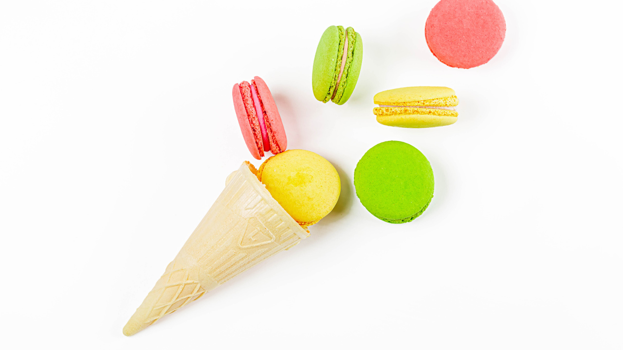 Вафельный рожок с печеньем макарун на белом фоне