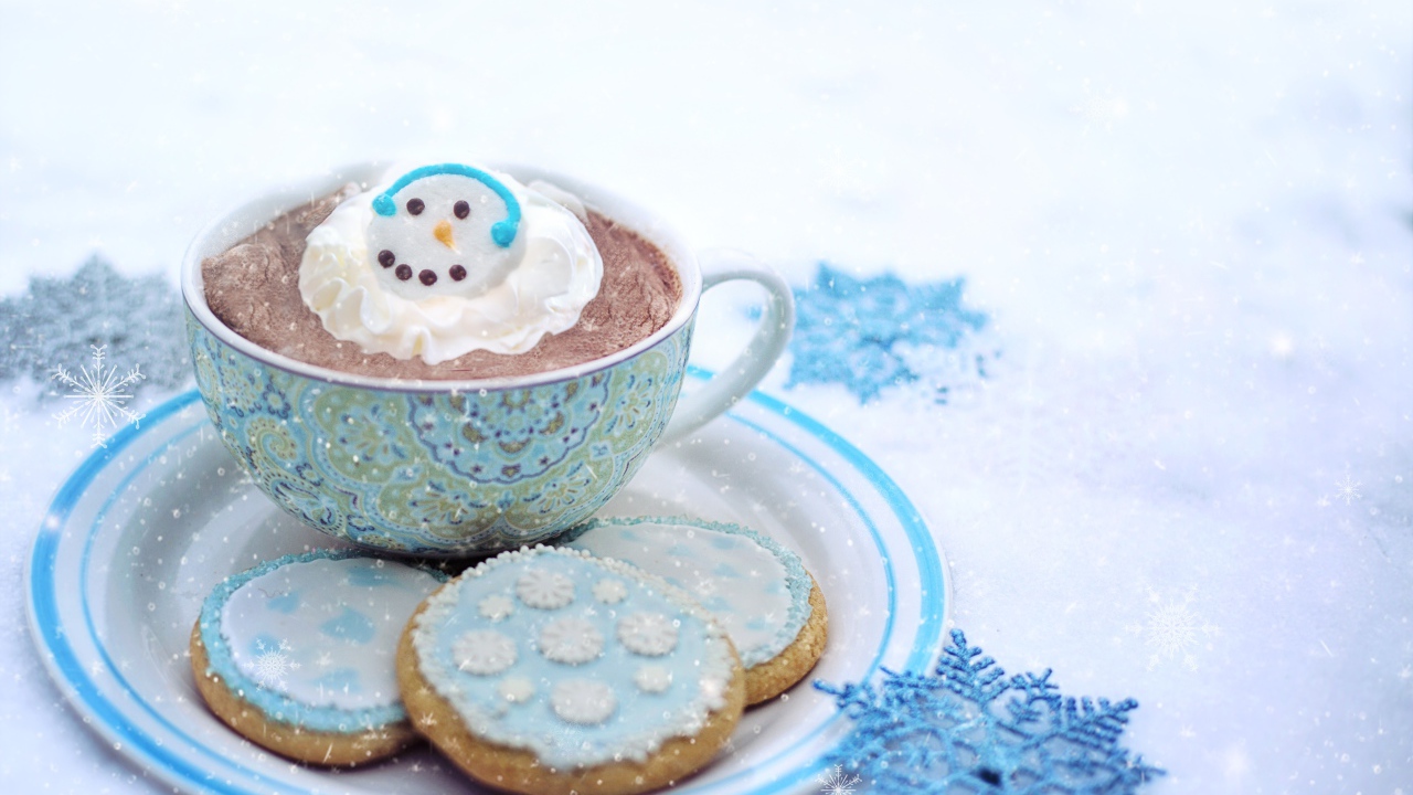 Чашка кофе с печеньем на снегу