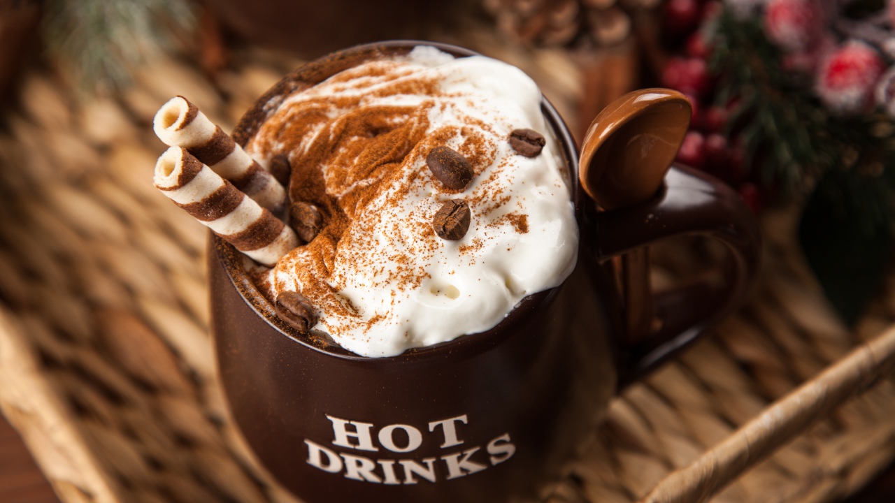 Чашка горячего шоколада со сливками на столе