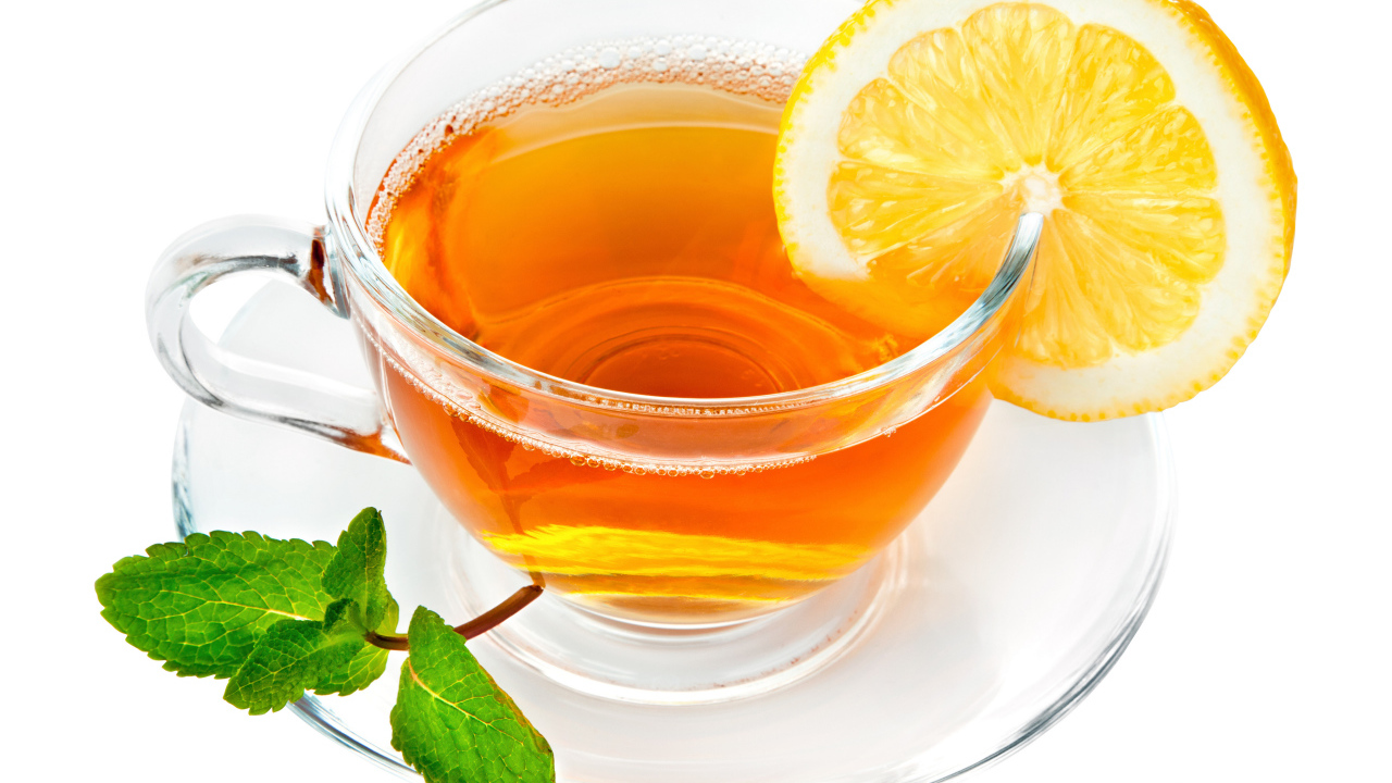Чашка чая с лимоном и мятой на белом фоне