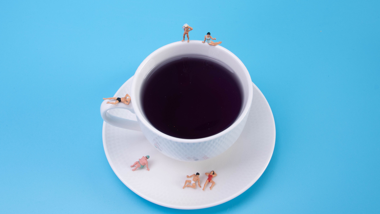 Большая белая чашка кофе на голубом фоне