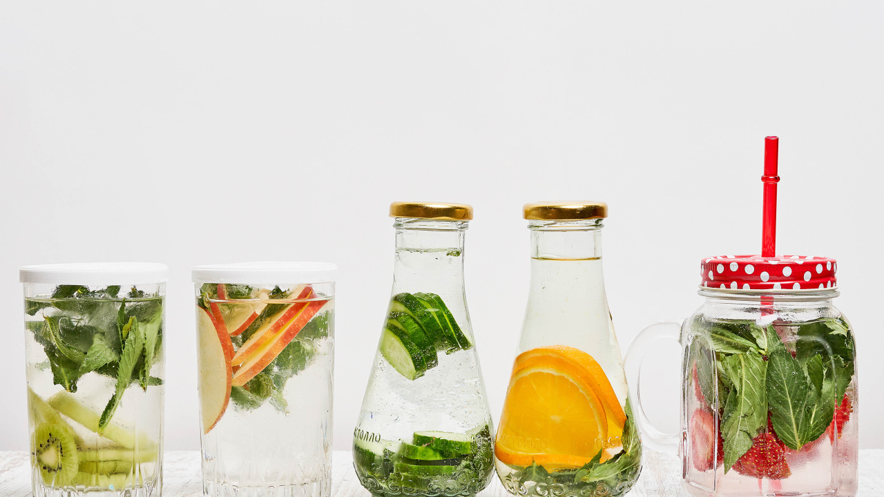 Освежающие коктейли на сером фоне