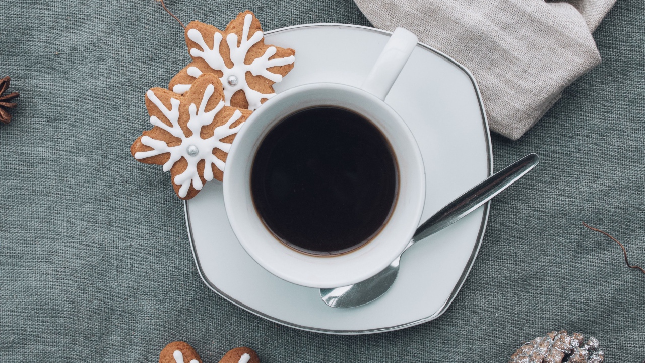 Белая чашка горячего кофе с печеньем 