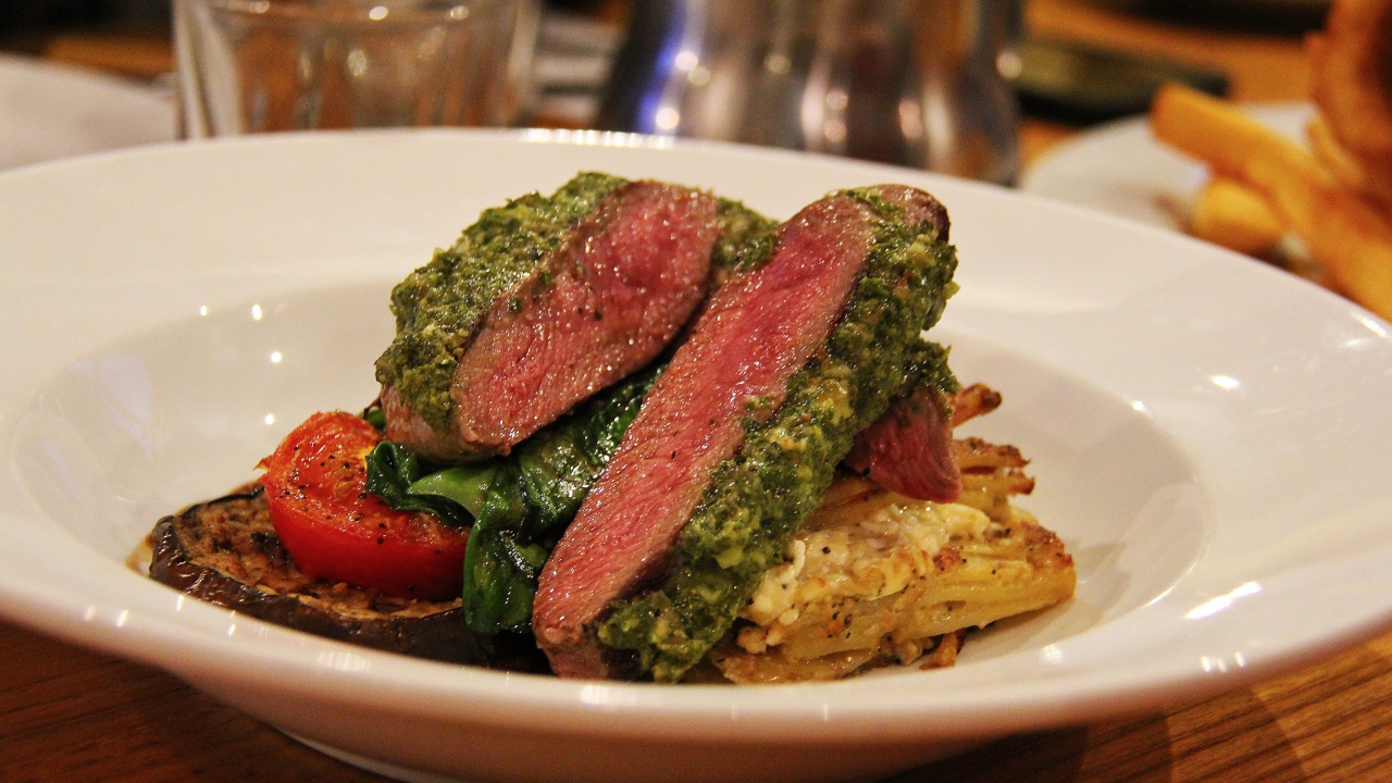 Аппетитный стейк на тарелке с овощами