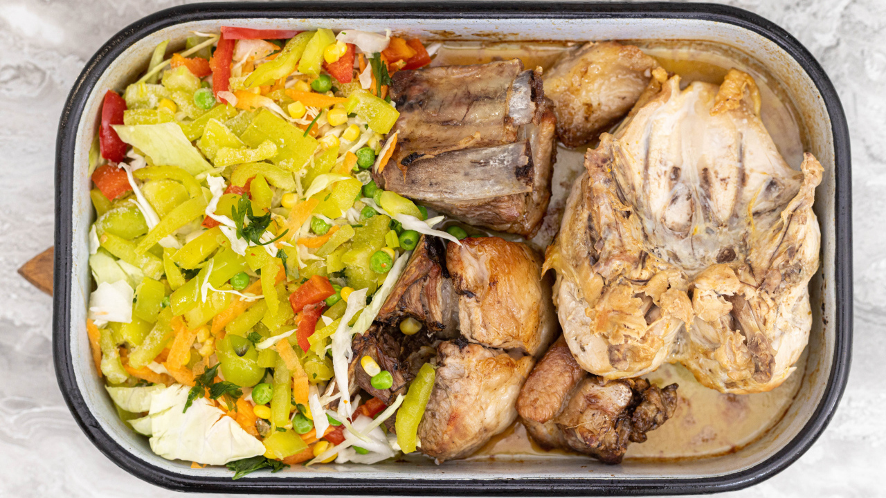 Запеченная курица с овощами в противне