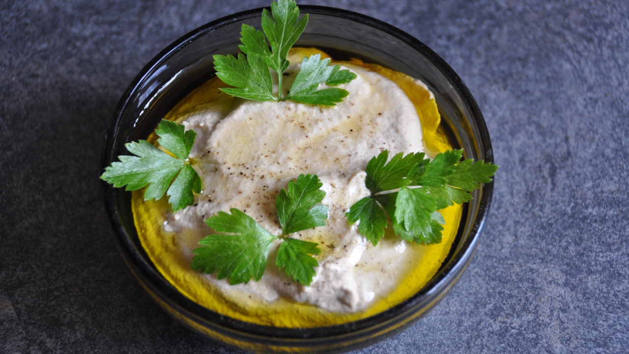 Печеночный паштет в тарелке с зеленью петрушки 