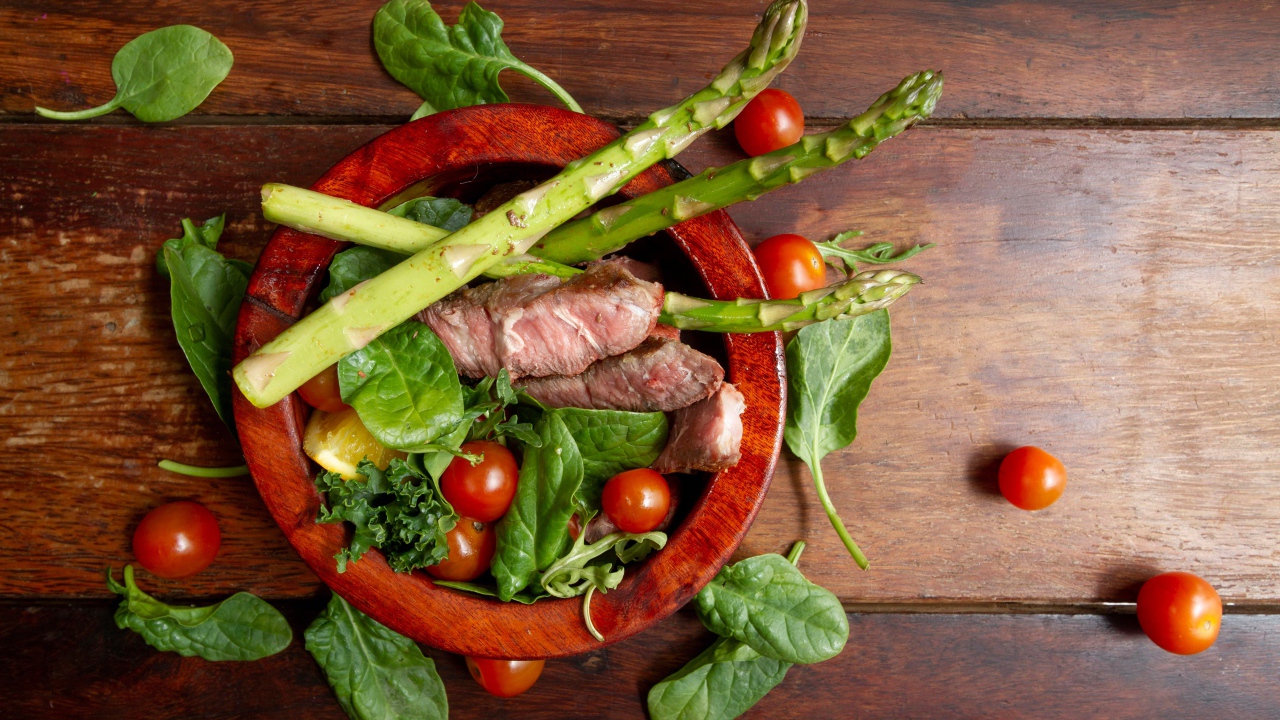 Свиные ребрышки с помидорами и спаржей 