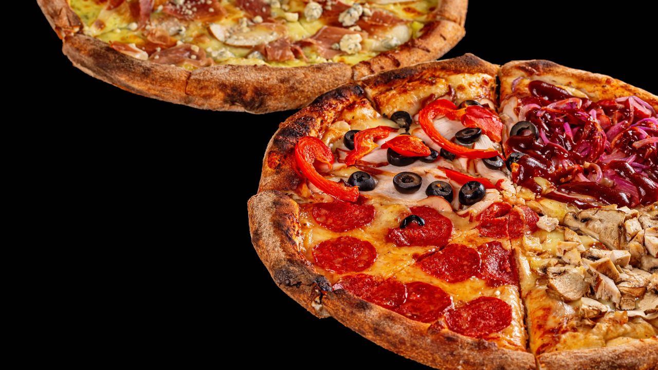 Две аппетитные пиццы на черном столе
