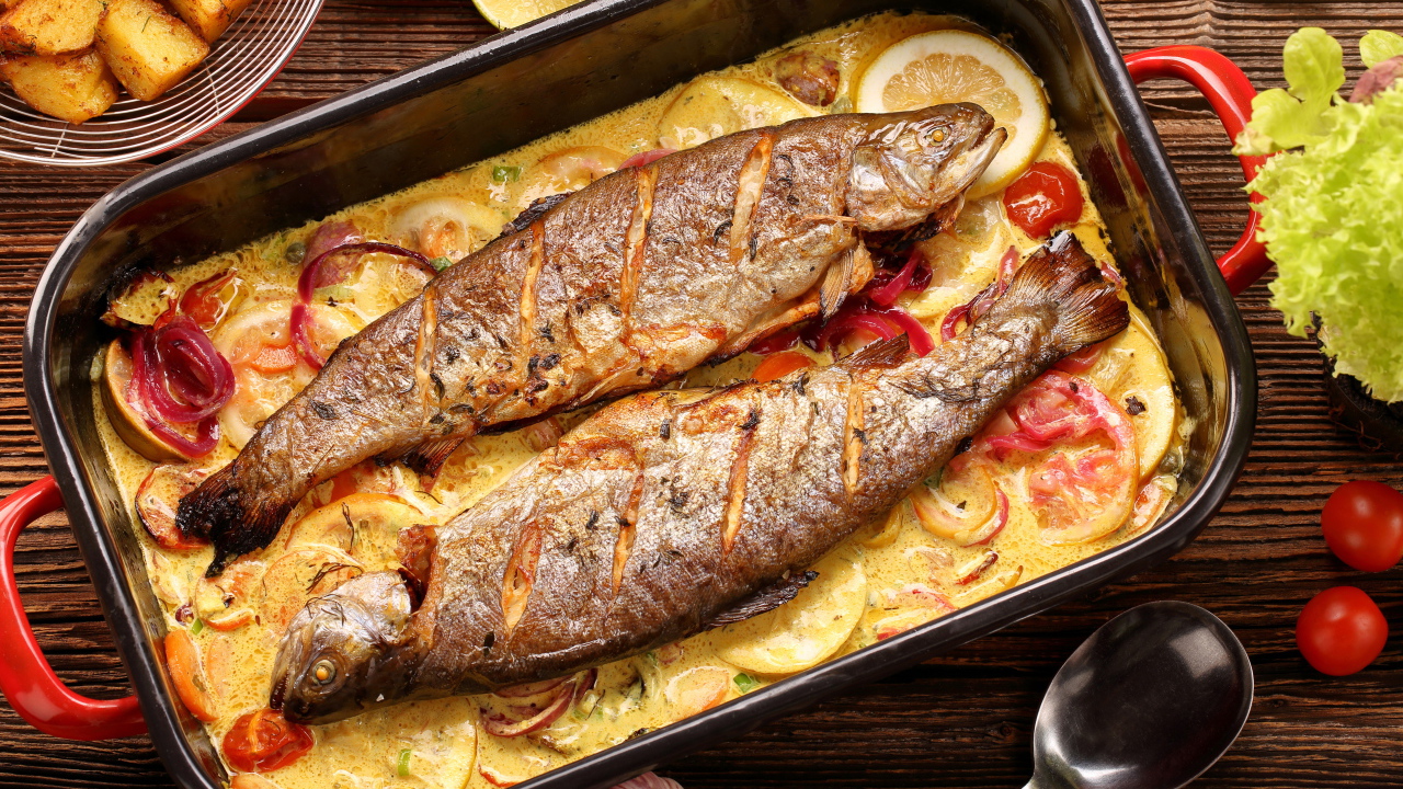Запеченная рыба с подложкой из картофеля и лимона 
