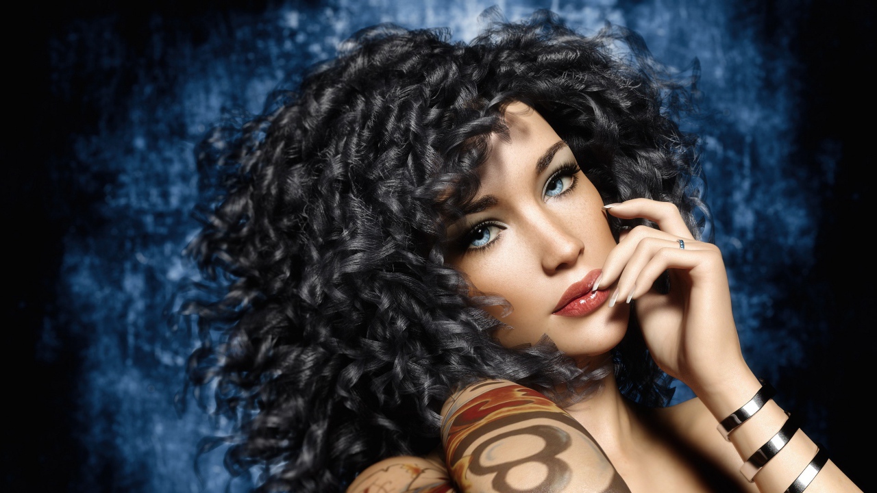 Красивая голубоглазая 3Д девушка с черными волосами