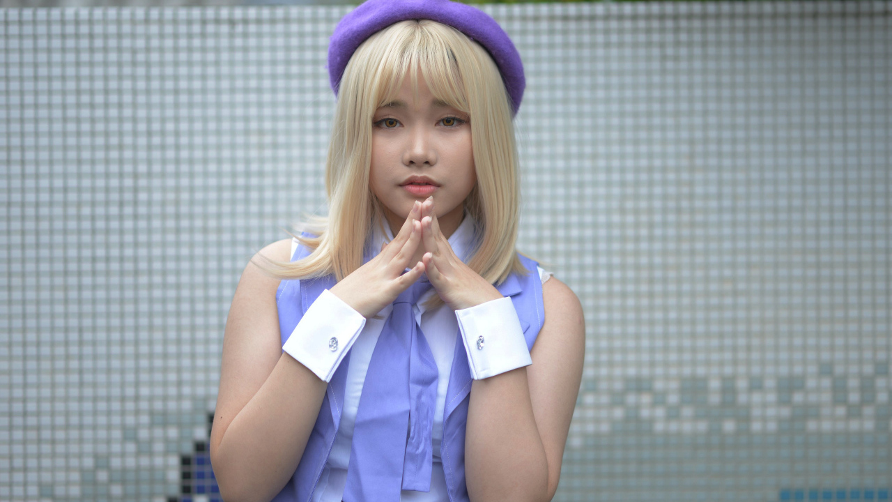 Девушка азиатка в сиреневом берете 