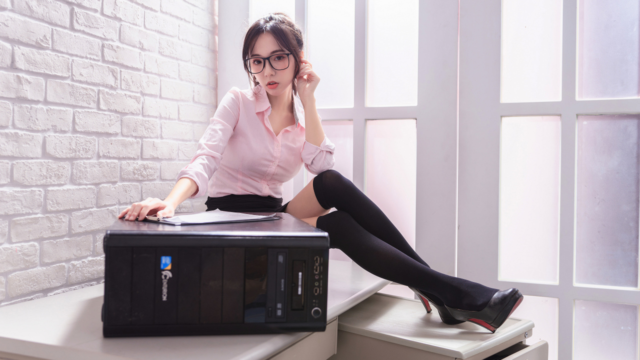 Девушка азиатка в черных чулках с системным блоком