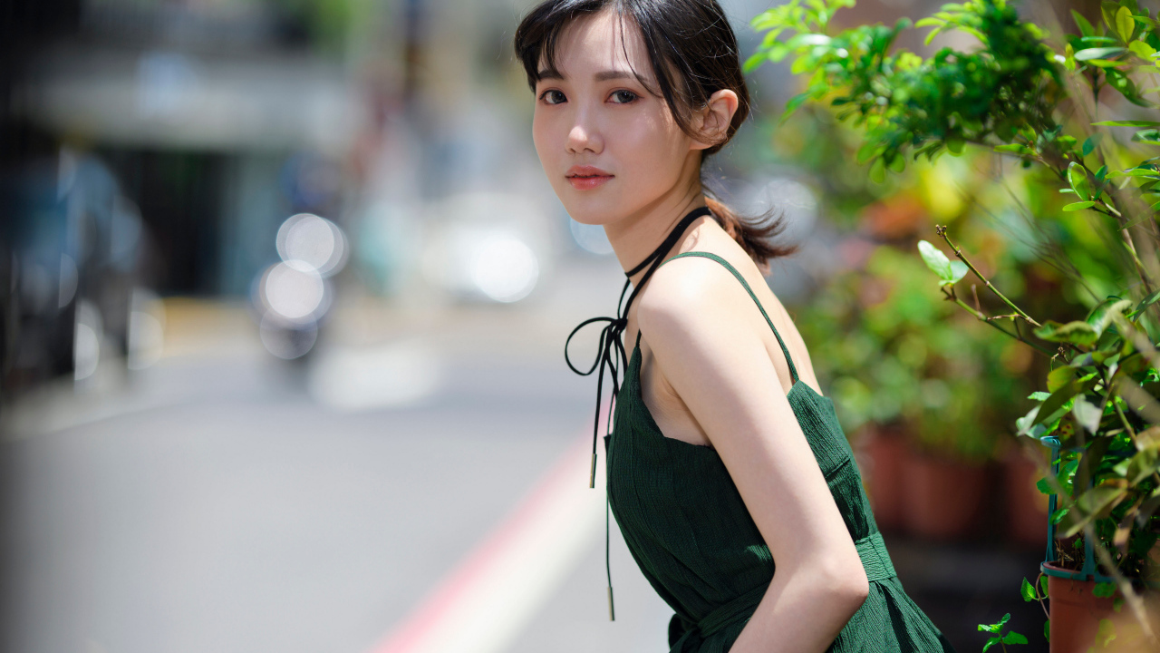Девушка азиатка в зеленом платье 