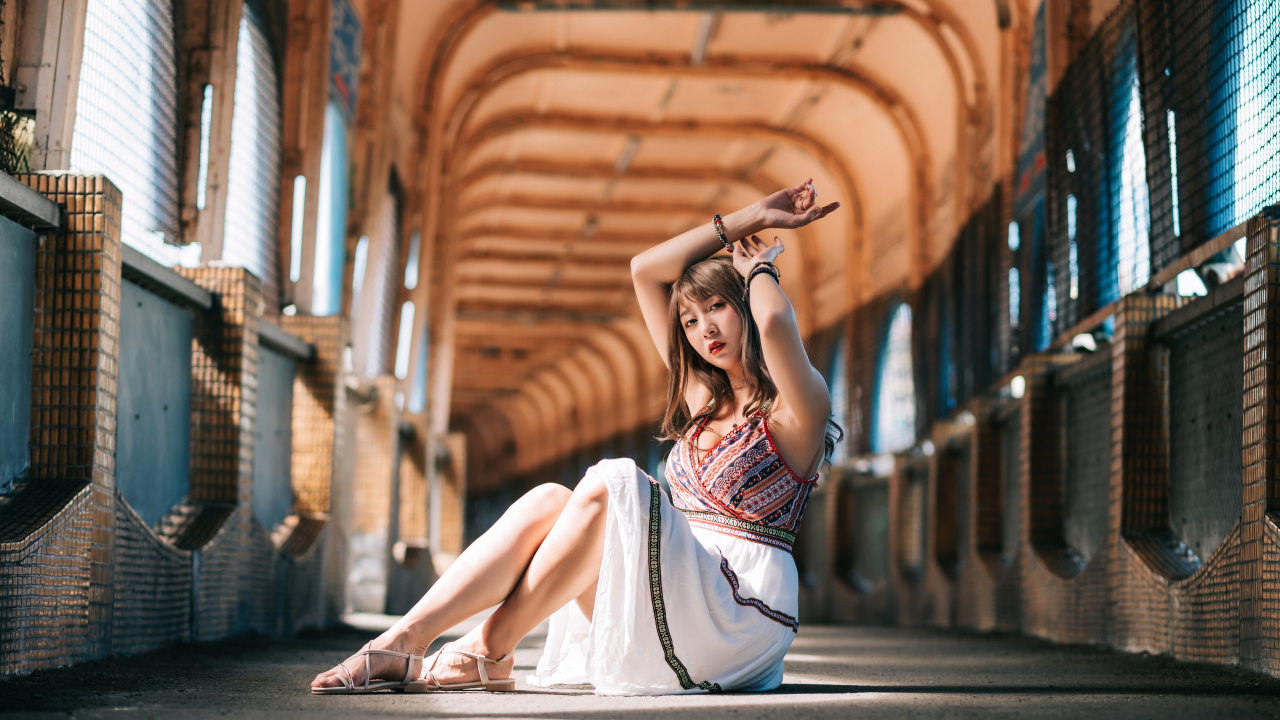 Девушка азиатка сидит в переходе 