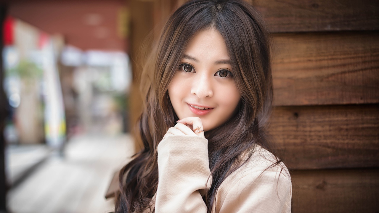 Девушка азиатка с большими карими глазами 