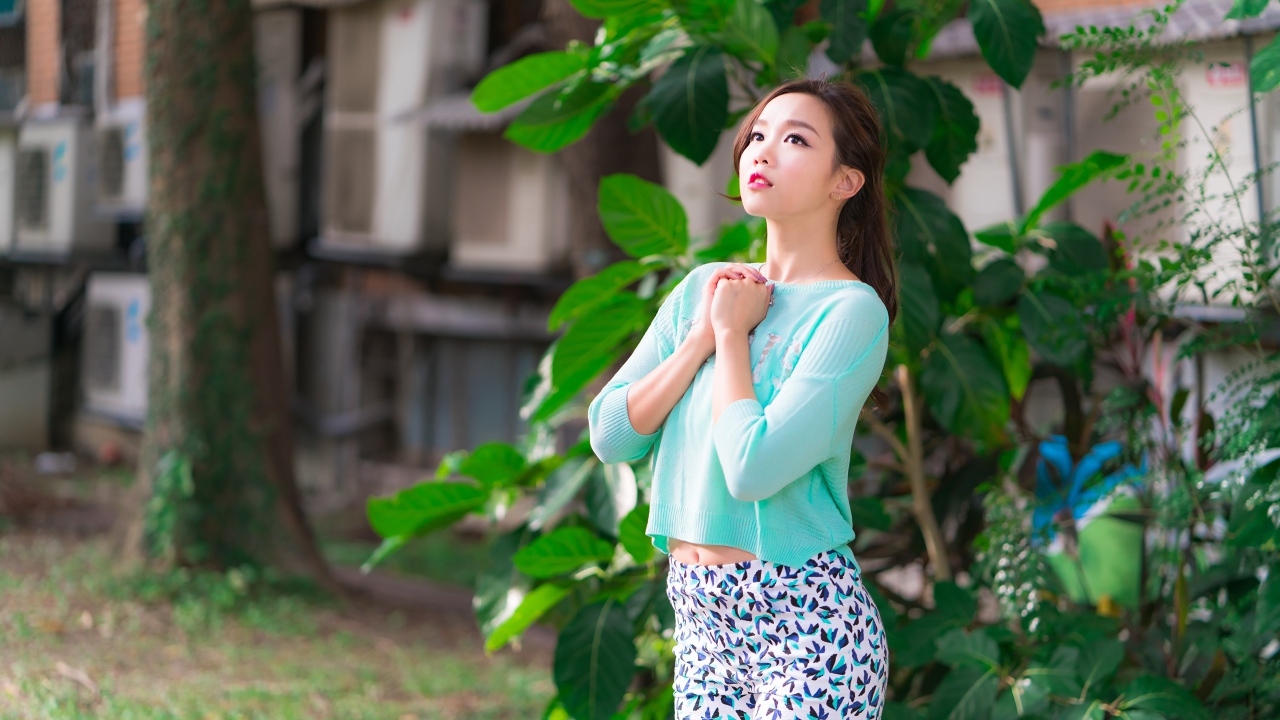 Красивая азиатка сложила руки на груди